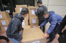 Những người yêu nước Pháp từ Việt Nam gửi tặng thiết bị phòng hộ y tế hỗ trợ chống Covid-19