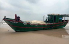 Chiếc tàu 'ma', nghi tàu cá Trung Quốc trôi dạt vào biển Quảng Bình