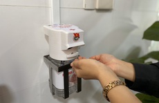 Sinh viên Đà Nẵng sáng chế máy rửa tay sát khuẩn tự động
