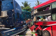 Xe khách và xe container tông trực diện, người phụ nữ đứng ở trạm xe buýt tử vong tại chỗ