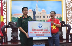 Tặng ngư dân huyện Cần Giờ 2.000 lá cờ Tổ quốc