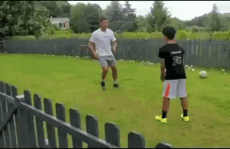Clip Ronaldo truyền kỹ năng cho con trai, gây bão lượt xem trên mạng