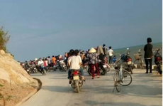 Hàng trăm người trắng đêm tìm kiếm nam sinh lớp 8 đi tắm biển bị sóng cuốn mất tích