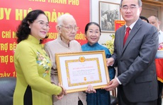 Bí thư Nguyễn Thiện Nhân trao huy hiệu 85 năm tuổi Đảng cho bà Ngô Thị Huệ