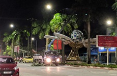 Hàng loạt cột đèn trang trí mới làm tại TP Vinh đổ gãy sau trận mưa