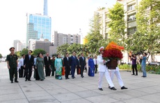 Lãnh đạo TP HCM dâng hoa, dâng hương Chủ tịch Hồ Chí Minh