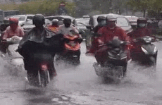TP HCM mưa trắng trời, 'rốn' ngập Nguyễn Hữu Cảnh lại... ngập!
