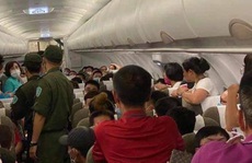 Hai hành khách bị áp tải rời máy bay từ Hà Nội đi TP HCM