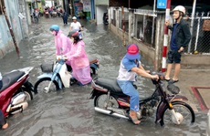 Nhiều khu vực ở TP HCM chìm trong mênh mông nước
