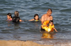 Khánh Hòa: Người dân 'vùng xanh' được tắm biển từ 16-10