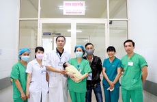 'Nghẹt thở' nong van động mạch phổi cho trẻ 5 ngày tuổi