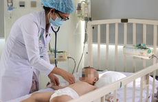 Cứu sống bé 3 tuổi toàn thân bông tím, da tái