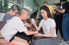 Hoa hậu Tiểu Vy, Lương Thùy Linh tặng quà trẻ mồ côi nhân dịp 1-6