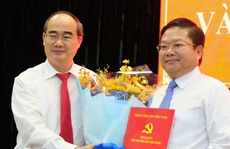 Bí thư Thành ủy TP HCM trao quyết định cho ông Lê Văn Thinh