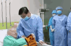 CLIP: Khoảnh khắc nắm tay của phi công mắc Covid-19 với lãnh đạo TP HCM