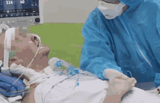 CLIP: Phi công người Anh mắc Covid-19 mỉm cười, bắt tay với bác sĩ