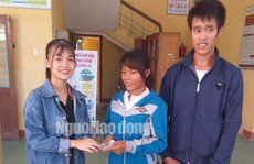 Cô gái trẻ trao trả 22 triệu đồng cùng vàng nhặt được cho cặp vợ chồng nghèo