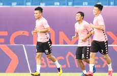 Cầu thủ Hà Nội vây quanh Quang Hải, HLV Chu Đình Nghiêm bảo vệ học trò tới cùng