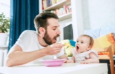 Ăn dặm thế nào để bé dễ mọc răng?