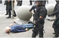 Cảnh sát Mỹ đẩy cụ ông đập đầu xuống đất ngất lịm