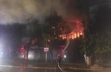 Cận cảnh quán bar lớn ở TP Vinh bốc cháy ngùn ngụt trong đêm