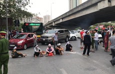 Hàng chục người mang di ảnh người thân bị tai nạn giao thông ngồi dàn hàng ngang ra đường