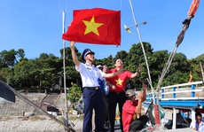Báo Người Lao Động trao cờ Tổ quốc cho ngư dân Cù Lao Chàm