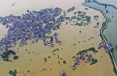 Nước lũ ngập dưới chân, Trung Quốc hứng thêm nắng nóng 39-40 độ