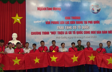 Tiếp tục trao 1.000 lá cờ Tổ quốc cho ngư dân Phú Quốc