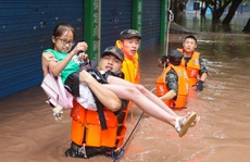 Trung Quốc: Nguy cơ lũ chồng lũ, vỡ đê bao diện rộng