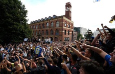 “Quẩy” xuyên đêm, nhiều CĐV Leeds United bị bắt giữ