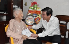 Chủ tịch UBND TP HCM Nguyễn Thành Phong thăm gia đình chính sách