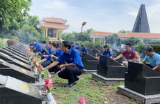 Ra quân dọn dẹp vệ sinh biển Cần Giờ