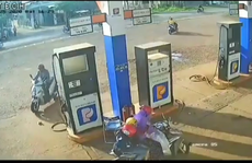 Truy tìm người đàn ông nhanh tay nhặt cọc tiền của nhân viên cây xăng