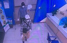 Công bố hình ảnh 2 tên cướp bịt mặt, nổ súng cướp 942 triệu đồng tại Ngân hàng BIDV