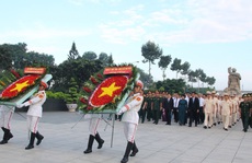 Sáng sớm, lãnh đạo TP HCM, Quân khu 7 dâng hương tưởng niệm các anh hùng liệt sĩ