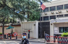 Những hình ảnh cuối tại lãnh sự quán Mỹ ở Thành Đô trước khi cờ Mỹ bị hạ xuống