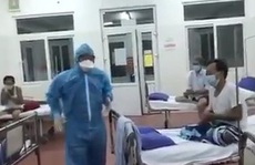 Xúc động clip một Bác sĩ Bệnh viện C hát cùng bệnh nhân trong khu cách ly