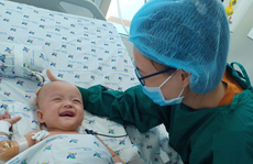 Nhìn nụ cười Diệu Nhi-Trúc Nhi như xoa dịu đi căng thẳng vì đại dịch Covid-19