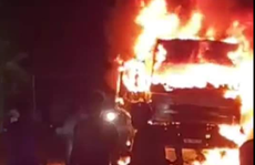 Xe tải bốc cháy ngùn ngụt sau va chạm xe máy, 1 người tử vong