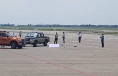 Trước khi tông nữ nhân viên tử vong trong sân bay Nội Bài, xe bán tải đã vượt xe cùng chiều