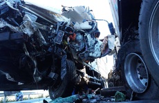 Đấu đầu với xe container, tài xế xe tải tử vong, phụ xe bị thương trong cabin dập nát