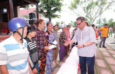 Đại tướng Lê Hồng Anh trao quà cho người nghèo vùng U Minh Thượng
