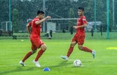 CLIP: U22 Việt Nam đội mưa 'luyện công' trong buổi tập đầu tiên