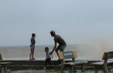 Bất chấp bão số 2 đang đổ bộ, người lớn vẫn đưa con nhỏ ra biển chơi
