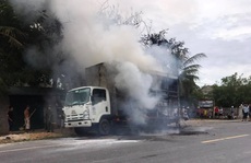 Quảng Bình: Xe tải bốc cháy, hàng chục chiếc xe đạp trên thùng bị thiêu rụi