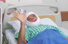 Tỉnh dậy sau phẫu thuật, chàng trai 'mặt quỷ' khóc nấc vì hạnh phúc
