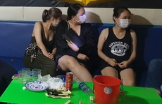 CLIP: Nhóm nam nữ ở Quảng Nam vào quán karaoke dùng ma túy bất chấp lệnh cấm