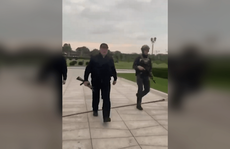 Xuất hiện clip tổng thống Belarus mặc đồ chống đạn, xách AK