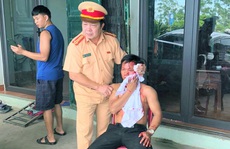 Trưởng phòng CSGT Thanh Hóa đập kính ôtô cứu người mắc kẹt sau tai nạn